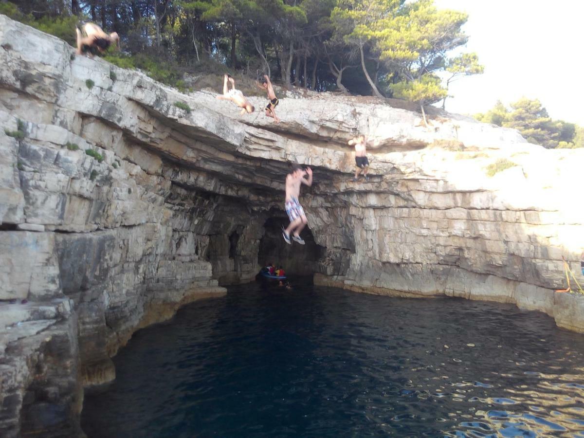 Batcave Apartment Pula Bagian luar foto