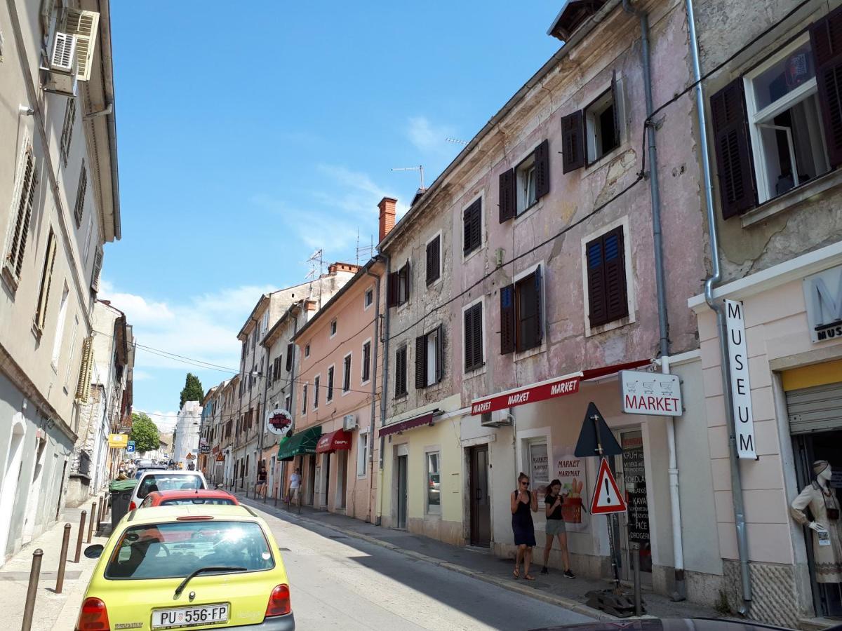 Batcave Apartment Pula Bagian luar foto